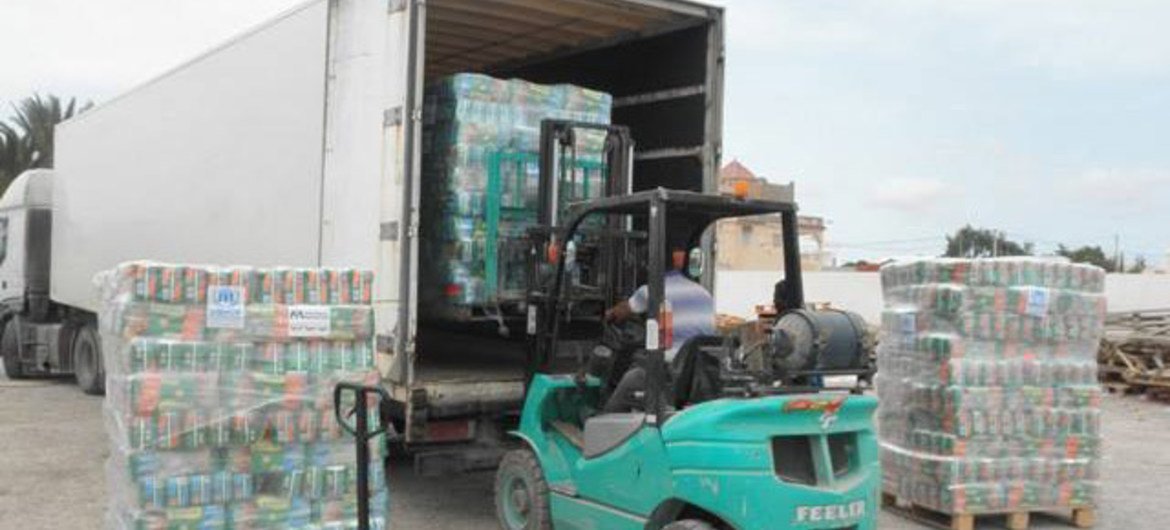 卡车运输。联合国难民署/A. Ibrahim