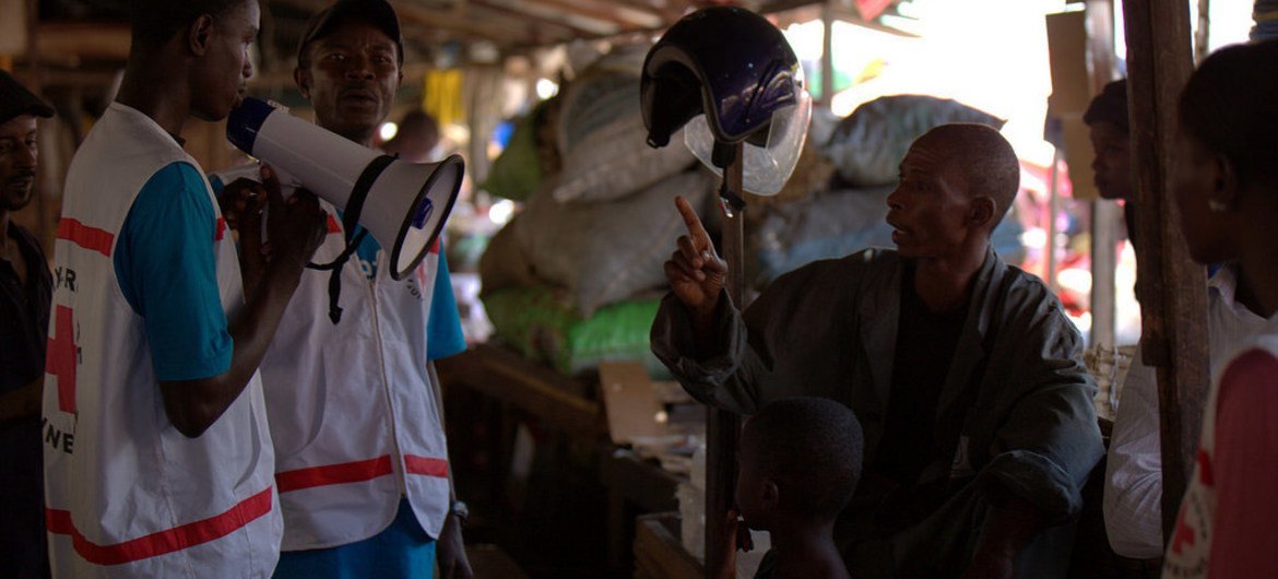 UNICEF and partners visit a crowded market in Conakry, Guinea, to explain to vendors how they can protect themselves and their families from Ebola.