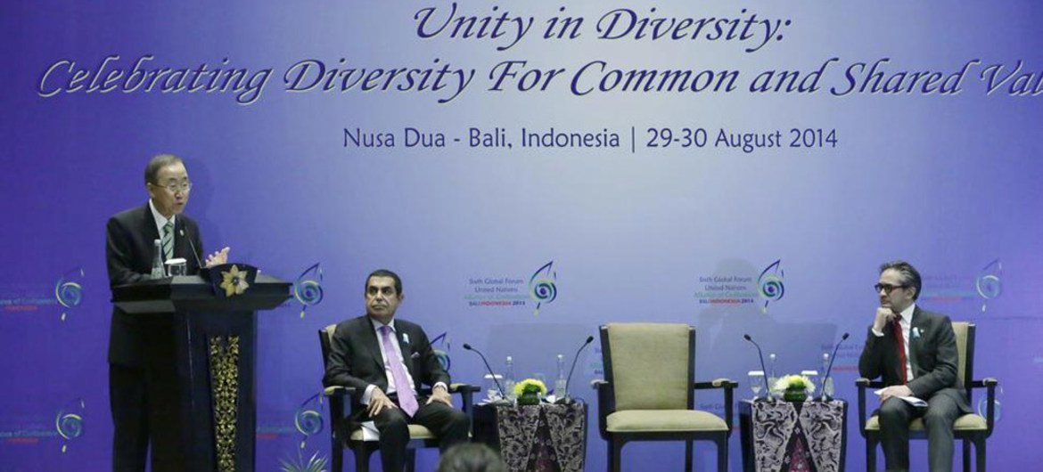 Secretary-General Ban Ki-moon (left) addresses the closing ceremony of the Youth Event organized by the Government of Indonesia and the Alliance of Civilizations (UNAOC) in Bali.