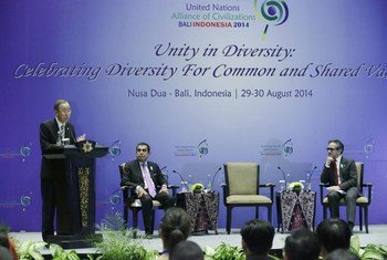 Secretary-General Ban Ki-moon (left) addresses the closing ceremony of the Youth Event organized by the Government of Indonesia and the Alliance of Civilizations (UNAOC) in Bali.