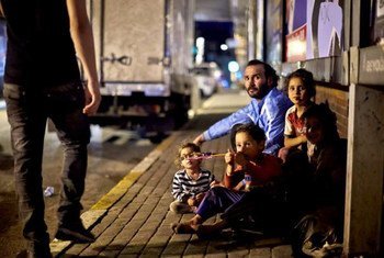 Des réfugiés syriens dorment dans la rue à Istanbul, en Turquie.