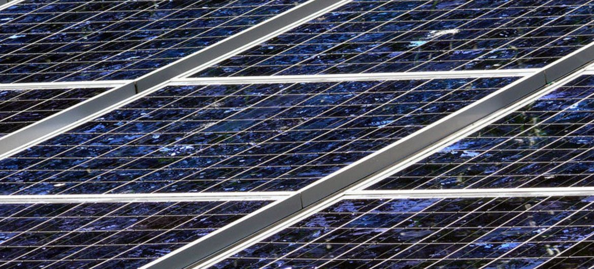لوحات الطاقة الشمسية المتجددة في توكيلاو. من صور الأمم المتحدة / آريان روميري