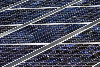 لوحات الطاقة الشمسية المتجددة في توكيلاو. من صور الأمم المتحدة / آريان روميري