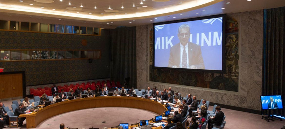 Une vue du Conseil de sécurité de l'ONU alors que le Représentant spécial du Secrétaire général de l’ONU pour le Kosovo, Farid Zarif (à l'écran), informe ses membres par vidéoconférence sur la situation au Kosovo. Photo : ONU/ Mark Garten