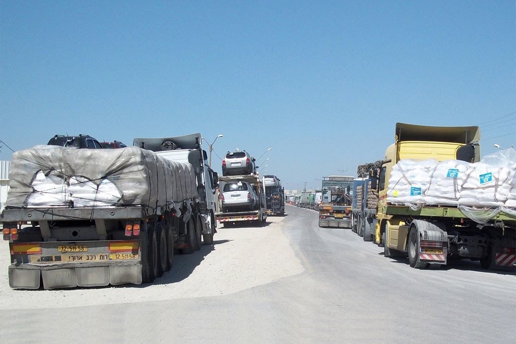 Des camions d'aide humanitaire entrent par le point de passage de Kerem Shalom entre Israël et Gaza (archives)