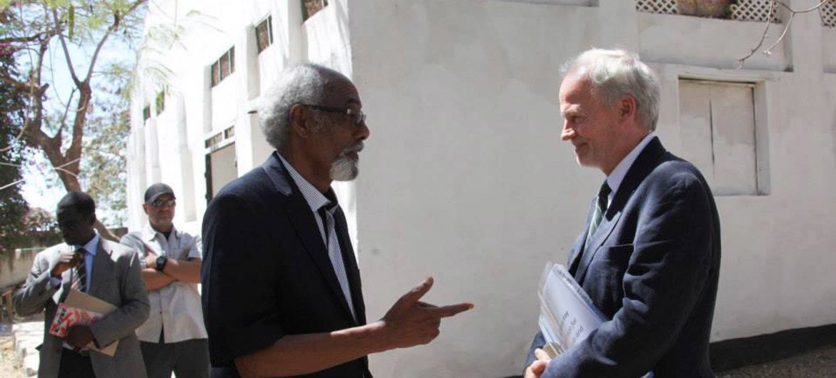 Le Représentant spécial du Secrétaire général pour la Somalie, Nicholas Kay (à droite), discute avec le Président du Parlement fédéral somalien, Mohamed Osman Jawari, à Baidoa. Photo ONU/Ilyas Ahmed
