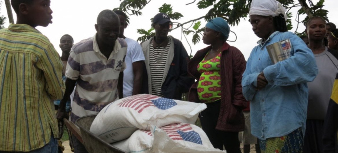 Des denrées alimentaires fournies par les États-Unis pour les communautés affectées par Ebola au Libéria.