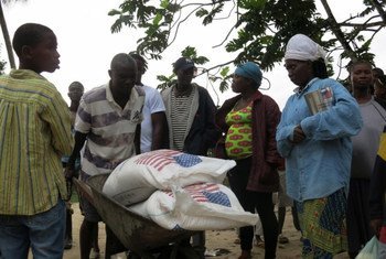 Des denrées alimentaires fournies par les États-Unis pour les communautés affectées par Ebola au Libéria.