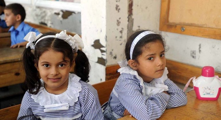 طفلتان في مدارس وكالة غوث وتشغيل لاجئي فلسطين (أونروا).