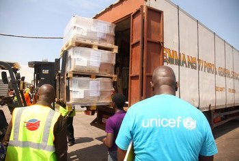 With funds from the World Bank Group, UNICEF delivers essential supplies to Sierra Leone to deal with the Ebola outbreak.