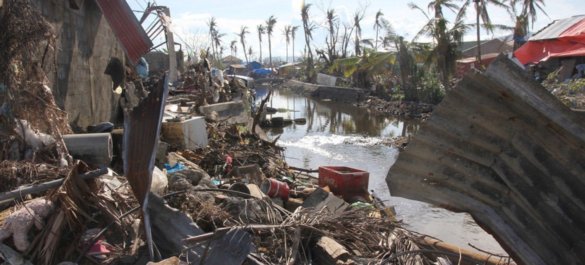 Destrucción causada en Tacloban, Filipinas, por el tifón Haiyan. Foto de archivo: OCHA/Gemma Cortes