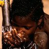 Ребенок  пьет воду   в одной из деревень Мали. Фото  Всемирного банка