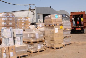 Des médicaments et des équipements médicaux arrivent à l'aéroport de Freetown au Sierra Leone.
