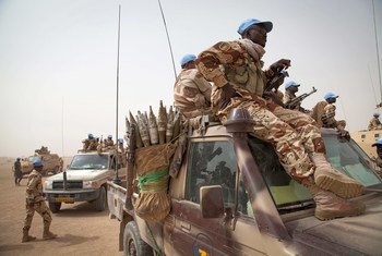 Des Casques bleus tchadiens en patrouile près de Tessalit, dans le nord du Mali. Photo ONU/Marco Dormino (archives)