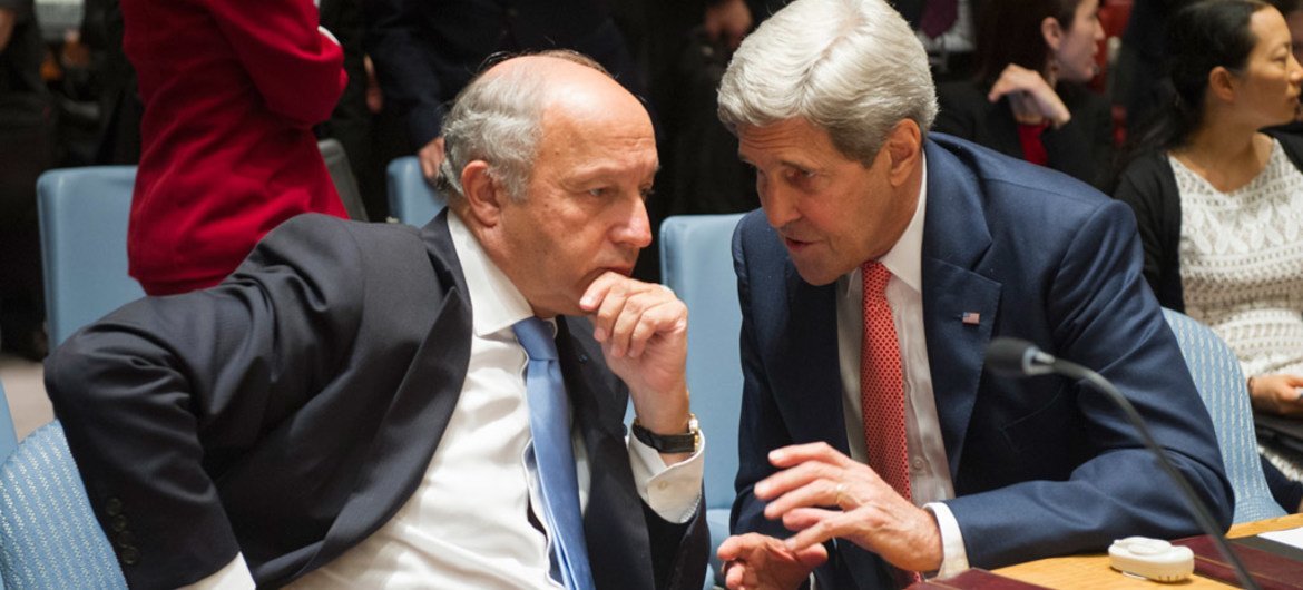 Le Secrétaire d'Etat américain, John Kerry (à droite), dont le pays préside le Conseil de sécurité en septembre, et le Ministre français des affaires étrangères, Laurent Fabius, lors d'une réunion du Conseil sur l'Iraq. Photo ONU/Eskinder Debebe