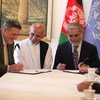 Los dos candidatos a la presidencia de Afganistán, Abdullah Abdullah y Ashraf Ghani (centro) con el representante de la ONU, Jan Kubis (izq)  Foto:  Fardin Waezi/UNAMA