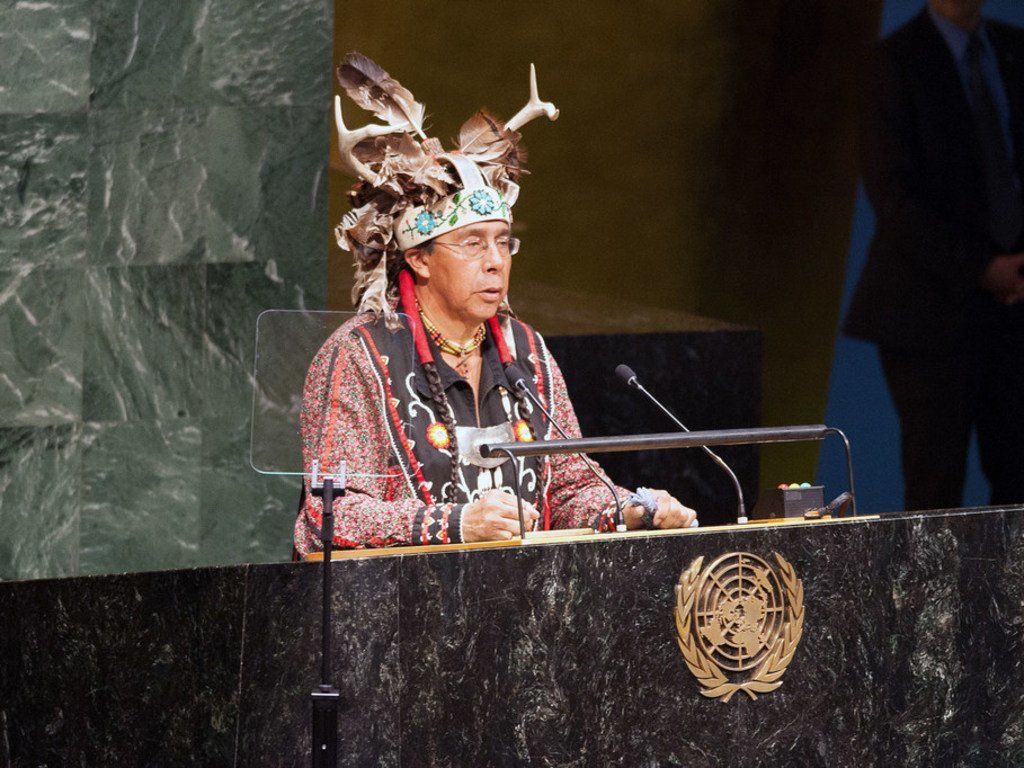 Tadodaho Sid Hill, chef de la nation Onondaga, prononce un discours à la Conférence mondiale des peuples autochtones. 