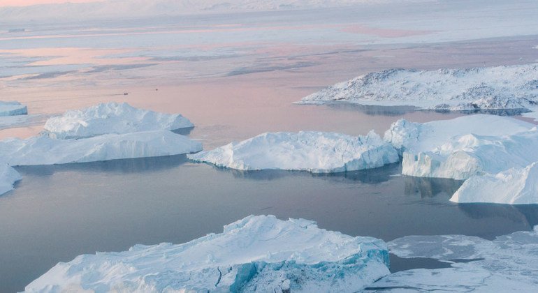 El volumen del hielo disminuye en el Ártico. 