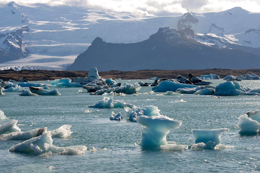 Dans le sud-est de l'Islande, le lagon glaciaire de Jökulsárlón formé par la fonte d'un glacier.