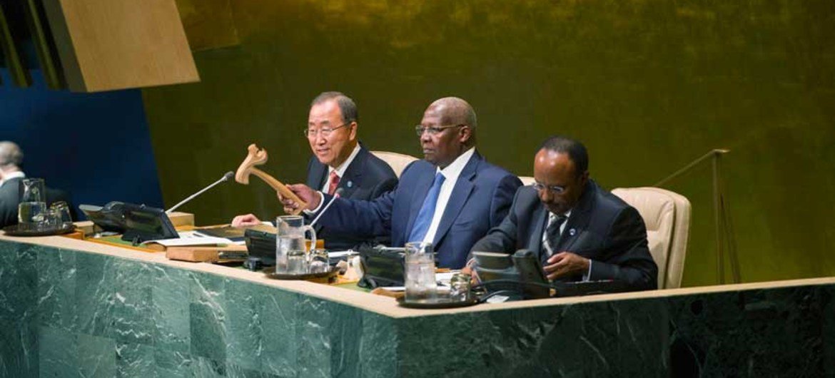 Sam Kahamba Kutesa (centre), President of the sixty-ninth session of the General Assembly, opens the general debate of the session. He is flanked by Secretary-General Ban Ki-moon (left) and Tegegnework Gettu, Under-Secretary-General for General Assembly and Conference Management.
