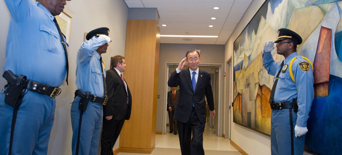 Secretary-General Ban Ki-moon salutes UN Security Officers en route to his meeting.