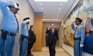Secretary-General Ban Ki-moon salutes UN Security Officers en route to his meeting.