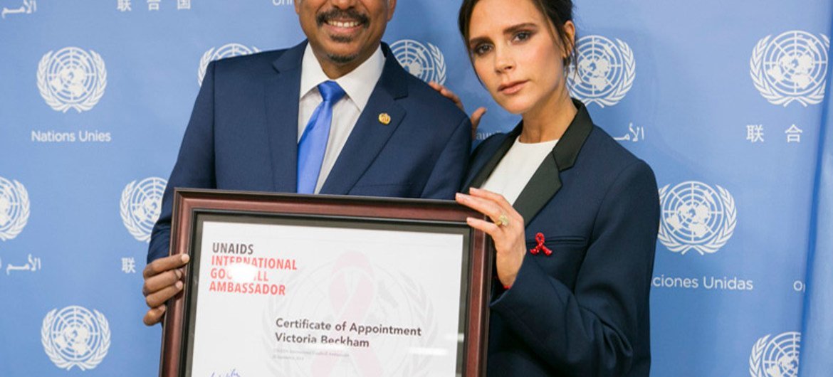 El director ejecutivo de ONUSIDA, Michel Sidbe y la diseñadora Victoria Beckham  Foto:  ONUSIDA