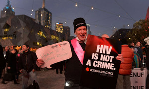 Активит с плакатом «ВИЧ - это не преступление»