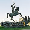 联合国纽约总部象征消灭核武器的雕塑。雕塑中被刺杀的龙是用前苏联的核导弹碎片制作的。