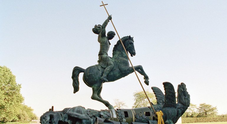 Escultura de San Jorge matando a un dragón. El dragón fue creado con fragmentos de misiles nucleares de la Unión Soviética y Estados Unidos.