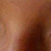 Gros plan sur les yeux et la partie supérieure du visage d'une personne.