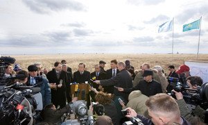 潘基文秘书长访问哈萨克斯坦塞米巴拉金斯克核试验场原址。联合国图片/Eskinder Debebe