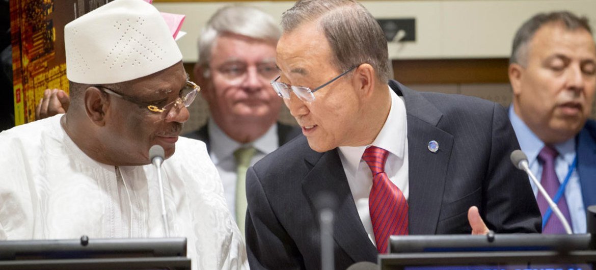 Secretary-General Ban Ki-moon (right) and President Ibrahim Boubacar Keita at the High-level meeting on the Malian Political Process.