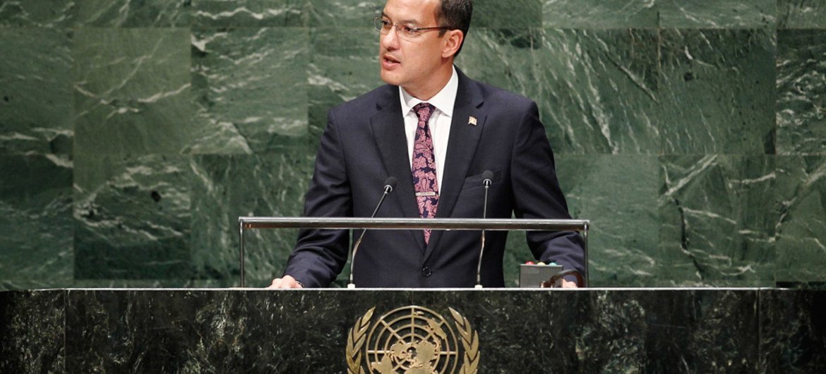 Foreign Minister Nickolas Steele of Grenada addresses the General Assembly.