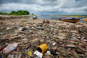 समुद्री प्लास्टिक प्रदूषण, समुद्री जैवविविधता के साथ-साथ तटीय समुदायों के लिये भी ख़तरा पैदा करता है.