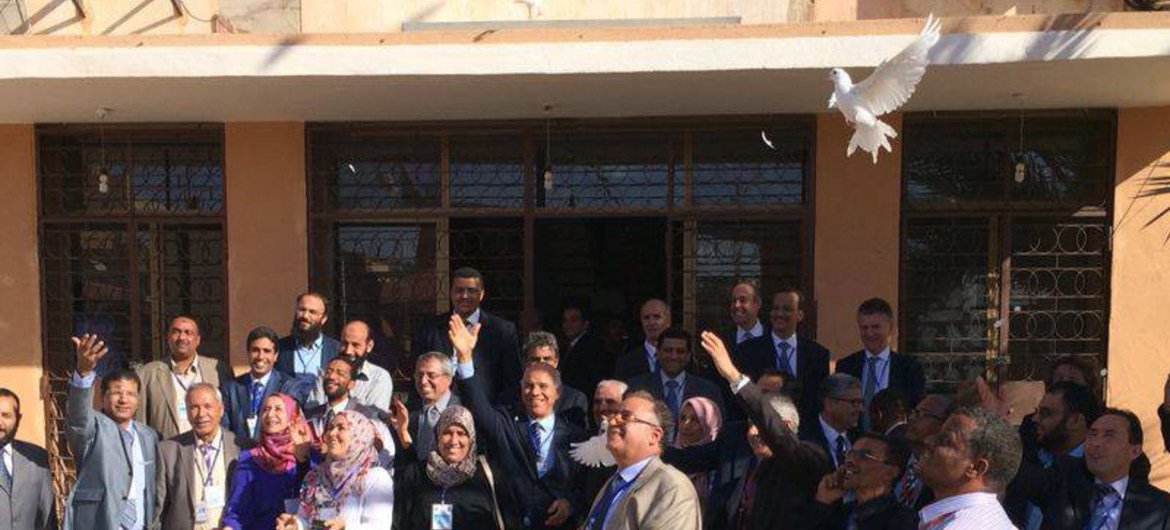 Des parlementaires libyens libèrent des colombes de la paix après une session de dialogue à Ghadamesm le 29 septembre 2014. Photo MANUL
