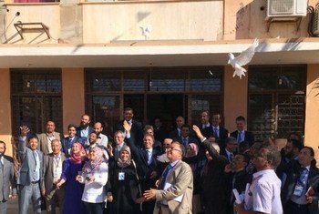 Parliamentarians release peace doves after the Libyan dialogue session in Ghadames on 29 September 2014.