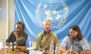 Le chef de la Mission des Nations Unies pour l’action d’urgence contre Ebola (MINUAUCE), Anthony Banbury (au centre).