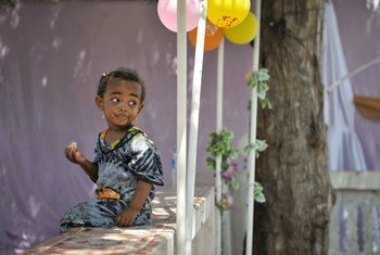 Une petit fille à Mogadiscio, en Somalie. Photo ONU/Tobin Jones