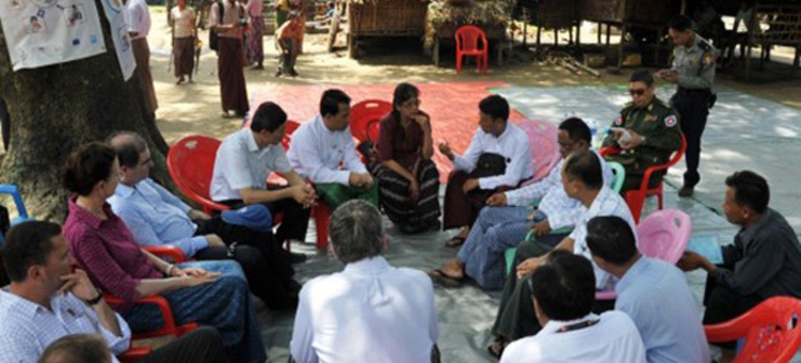Together with Rakhine State Chief Minister U Maung Maung Ohn, UNDP Assistant Administrator and Director for the Regional Bureau for Asia and the Pacific Haoliang Xu, OCHA Director of Operations John Ging and team meet with Rakhine elders in Sittwe's Ohm Re Paw Village in September 2014.