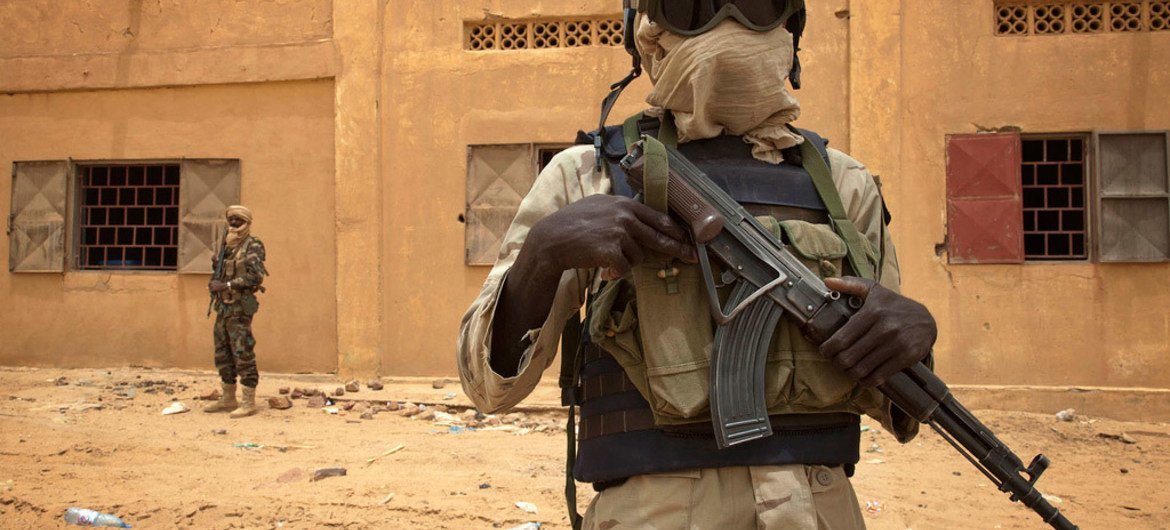 Un Casque bleu sénégalais patrouille avec un soldat malien à Kidal en juillet 2013. (archive)
