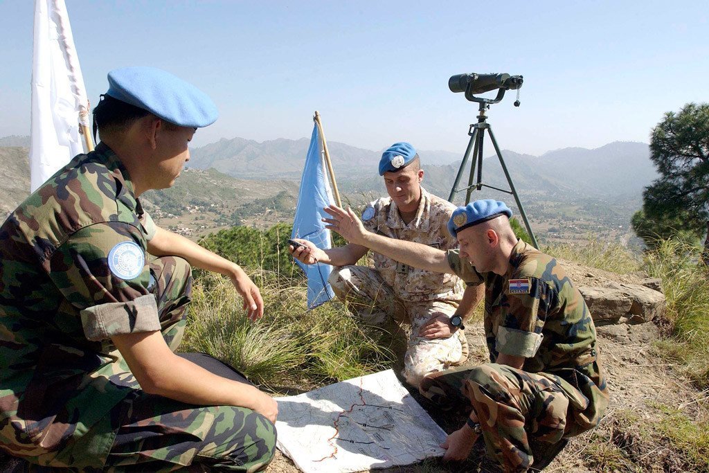 Des Casques bleus du groupe d'observateurs militaires des Nations Unies en Inde et au Pakistan (UNMOGIP) sur la ligne de contrôle qui sépare les deux pays.