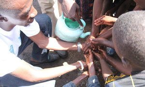 In Guinea, UNDP supports a volunteer programme where local youths go into neighborhoods of Conakry, demonstrating hygiene practices.