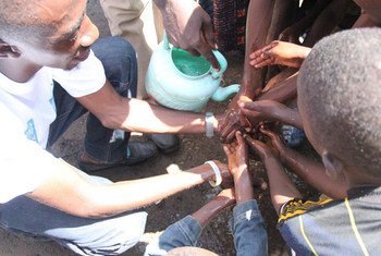 In Guinea, UNDP supports a volunteer programme where local youths go into neighborhoods of Conakry, demonstrating hygiene practices.