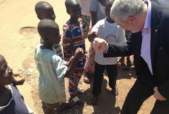 UNDP Assistant Administrator Magdy Martínez-Solimán meets local children in Guinea.
