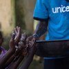 A Conakry, en Guinée, un membre d'une association enseigne aux enfants comment se laver les mains afin d'éviter la propagation de maladies, notamment Ebola. Photo UNICEF/Timothy La Rose