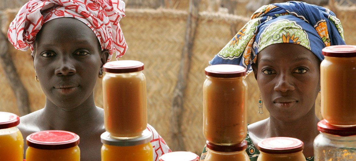 Des femmes venant de la campagne vendent des confitures de mangues et de patates douces dans un magasin de transformation des aliments à Bantantinnting, au Sénégal. Photo ONU / Evan Schneider