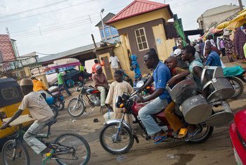 Des Nigérians dans une rue animée. Photo HCR/Helen Caux