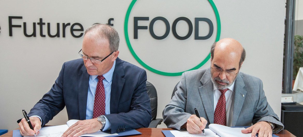 FAO Director-General José Graziano da Silva (right) and Chris Johns, Chief Content Officer, National Geographic Society, sign partnership agreement.