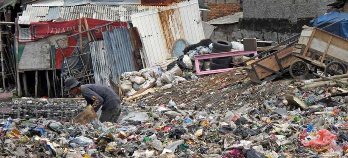 A scavenger picks through garbage in a low-income neighbourhood of Jakarta, Indonesia. World Bank/Farhana Asnap